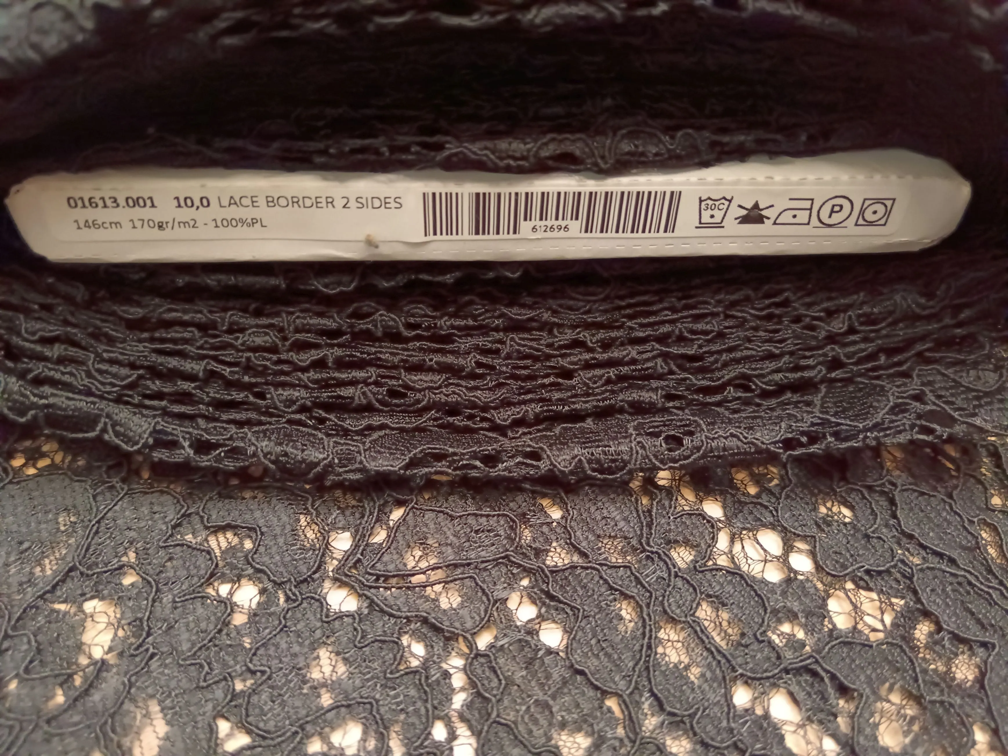 Elegante Spitze in schwarz mit Bogenkante aus Polyester